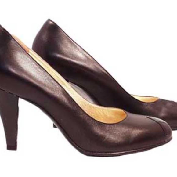 CHANEL PUMPS, Sz 7.5B, HEEL 3 ¼ inch, CHANEL NAME EMBOSSED ON HEEL BACKS, MADE - Picture 10 of 12